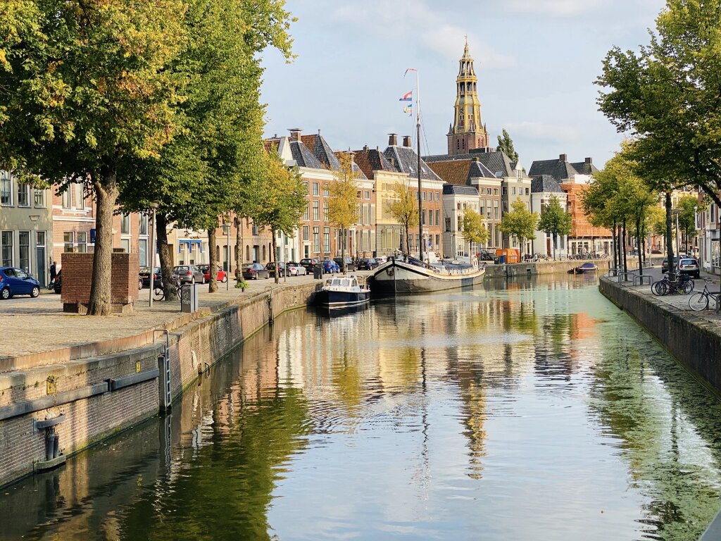 Foto van het Hoge der Aa in Groningen op een zonnige zomerse dag.