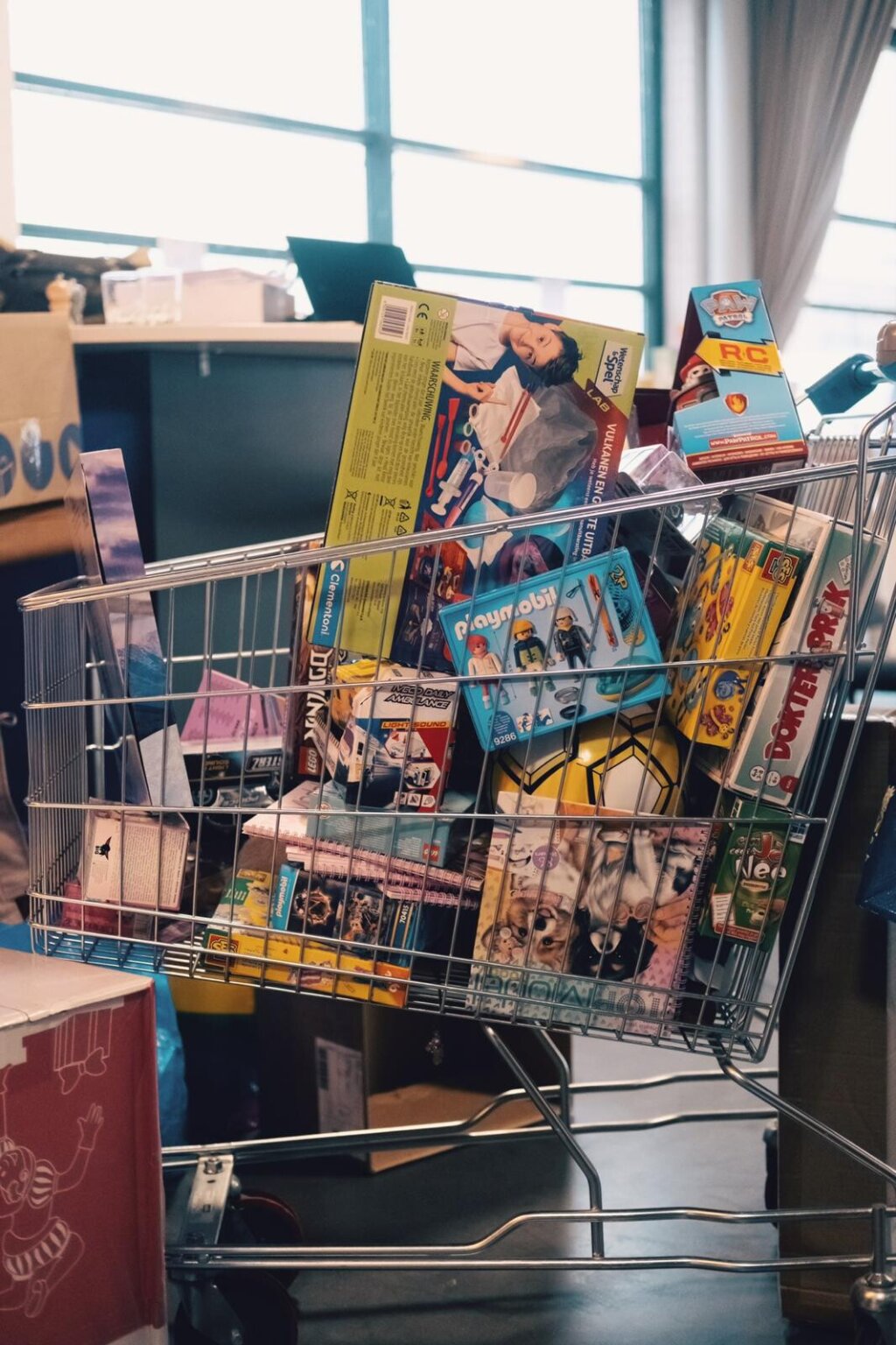 Een winkelmandje vol Sinterklaascadeautjes.